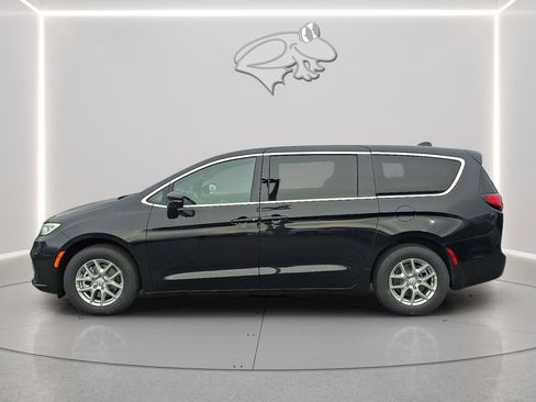 New 2026 Chrysler Pacifica Select image 2