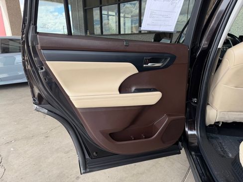 Used 2022 Toyota Highlander XLE FWD image 28
