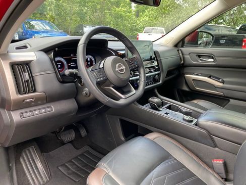 Used 2024 Nissan Pathfinder Platinum w/ Cargo Package AWD/4WD image 8