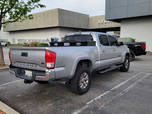 Used 2017 Toyota Tacoma TRD Sport image 6