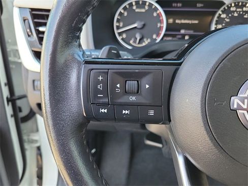 Used 2023 Nissan Rogue SL w/ SL Premium Package image 16