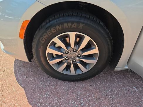 Used 2024 Chrysler Pacifica Limited FWD image 22