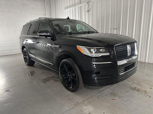 Used 2022 Lincoln Navigator Reserve image 3