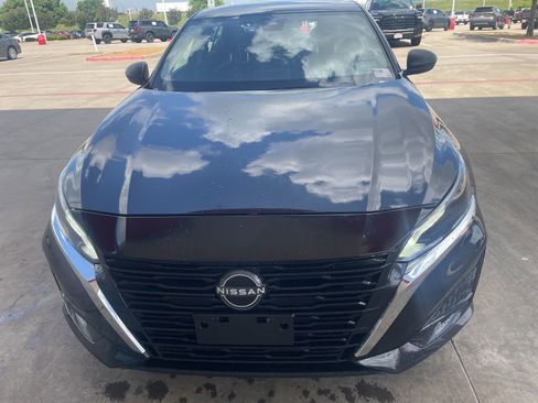 Used 2024 Nissan Altima 2.5 SV image 2