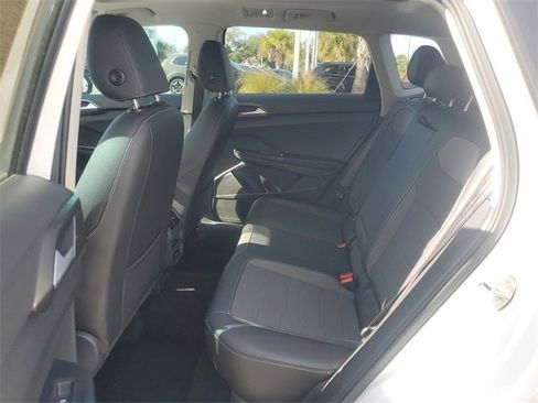 Certified 2025 Volkswagen Taos SE image 11