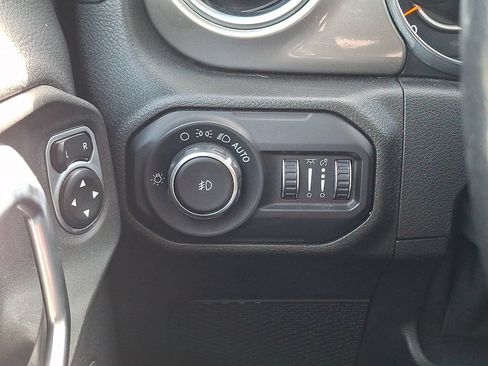 Used 2019 Jeep Wrangler Unlimited Sahara AWD/4WD image 26