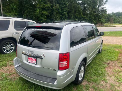 Used 2010 Chrysler Town & Country Touring FWD image 5