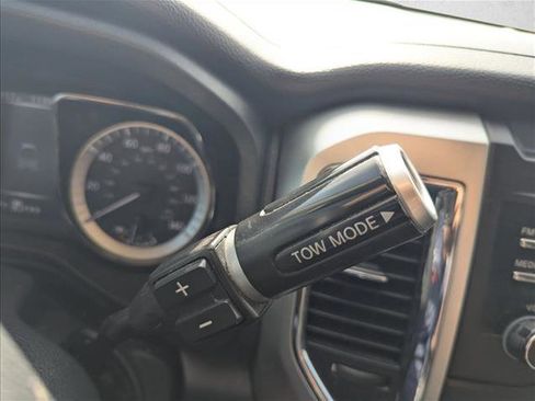 Used 2018 Nissan Titan SV image 12