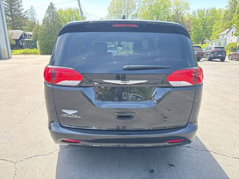 Used 2021 Chrysler Voyager LX FWD image 4
