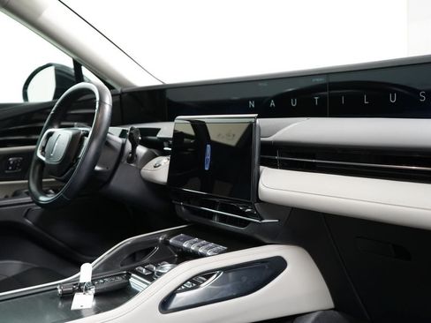 Used 2025 Lincoln Nautilus Premier AWD/4WD image 35