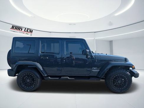 Used 2017 Jeep Wrangler Unlimited Sahara AWD/4WD image 2