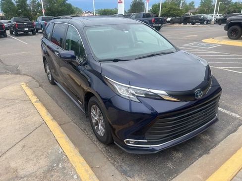 Used 2021 Toyota Sienna XLE w/ XLE Plus Package FWD image 3