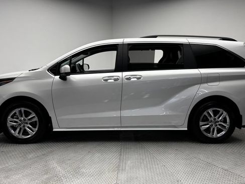 Used 2026 Toyota Sienna XLE FWD image 4