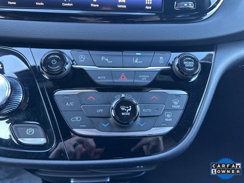 Used 2025 Chrysler Pacifica Select image 69