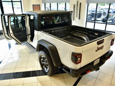 Used 2026 Jeep Gladiator Rubicon AWD/4WD image 9