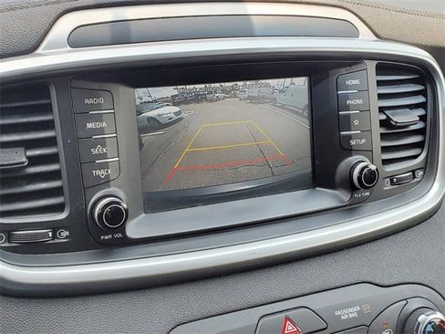 Used 2019 Kia Sorento LX image 18