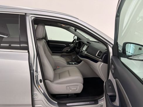 Used 2019 Toyota Highlander Limited Platinum FWD image 32