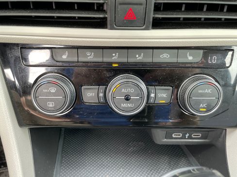 Used 2023 Volkswagen Jetta SE w/ Panoramic Sunroof Package FWD image 28