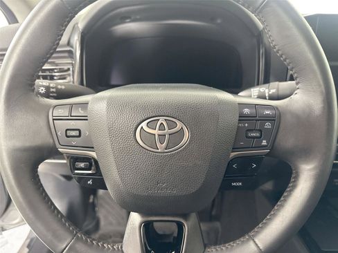 Used 2025 Toyota Camry XLE image 16