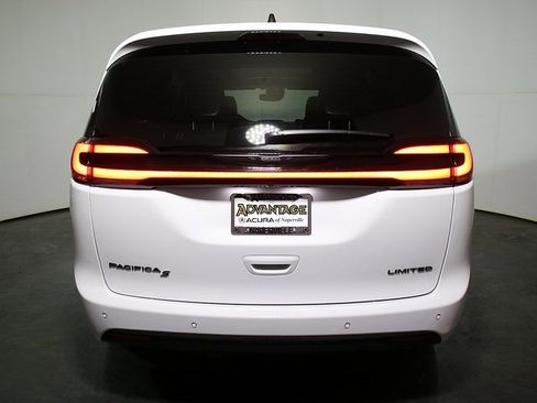 Used 2025 Chrysler Pacifica Limited image 10