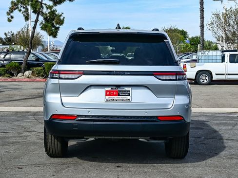 New 2025 Jeep Grand Cherokee Altitude image 5
