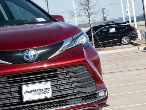 Used 2023 Toyota Sienna XLE image 7