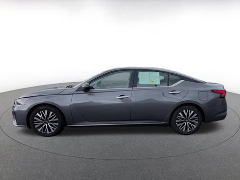 Used 2025 Nissan Altima 2.5 SV FWD image 9