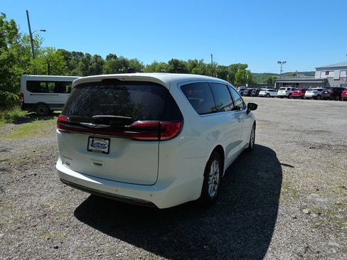 Used 2024 Chrysler Pacifica Touring-L FWD image 3