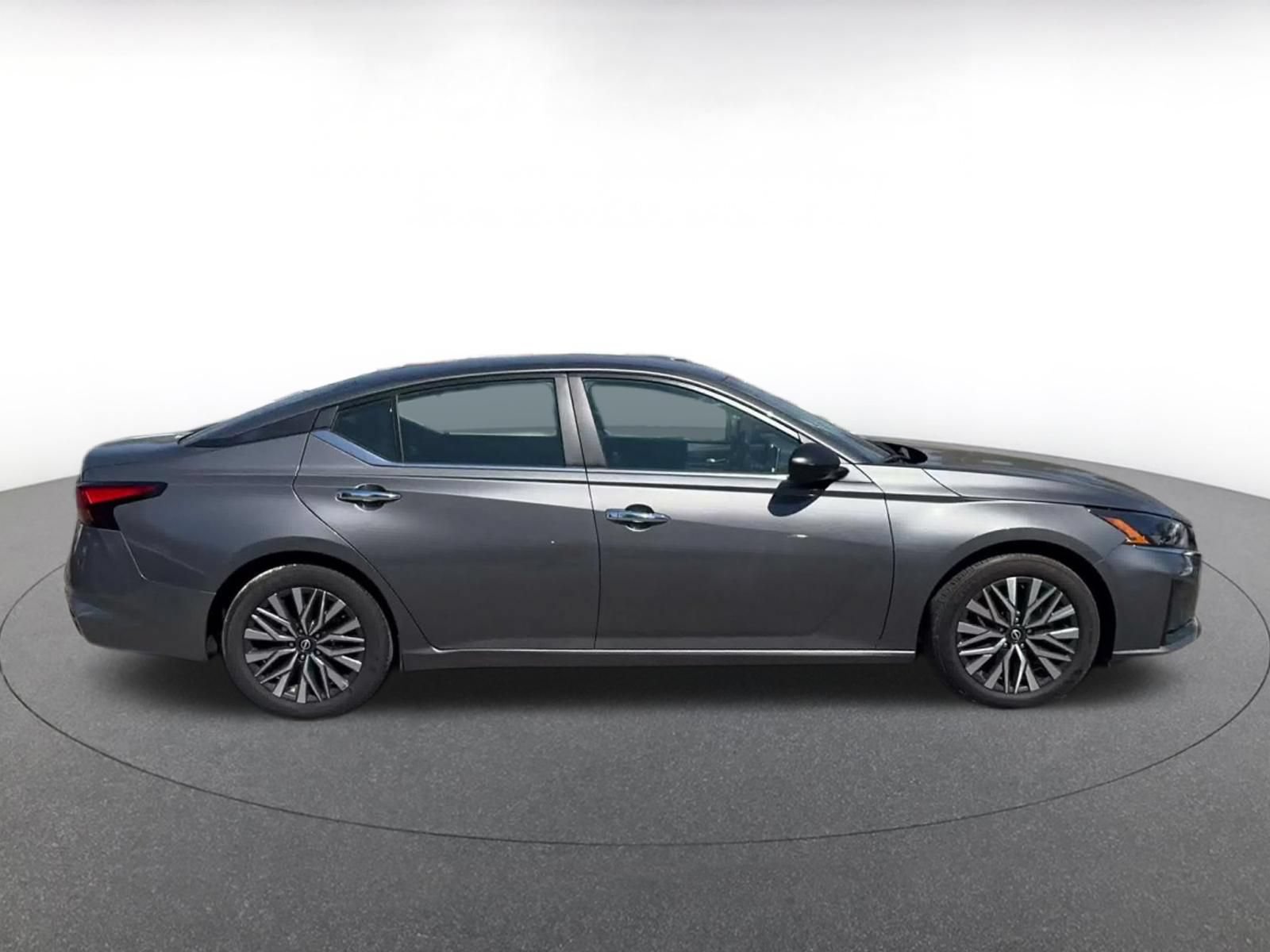 Used 2025 Nissan Altima 2.5 SV FWD image 15