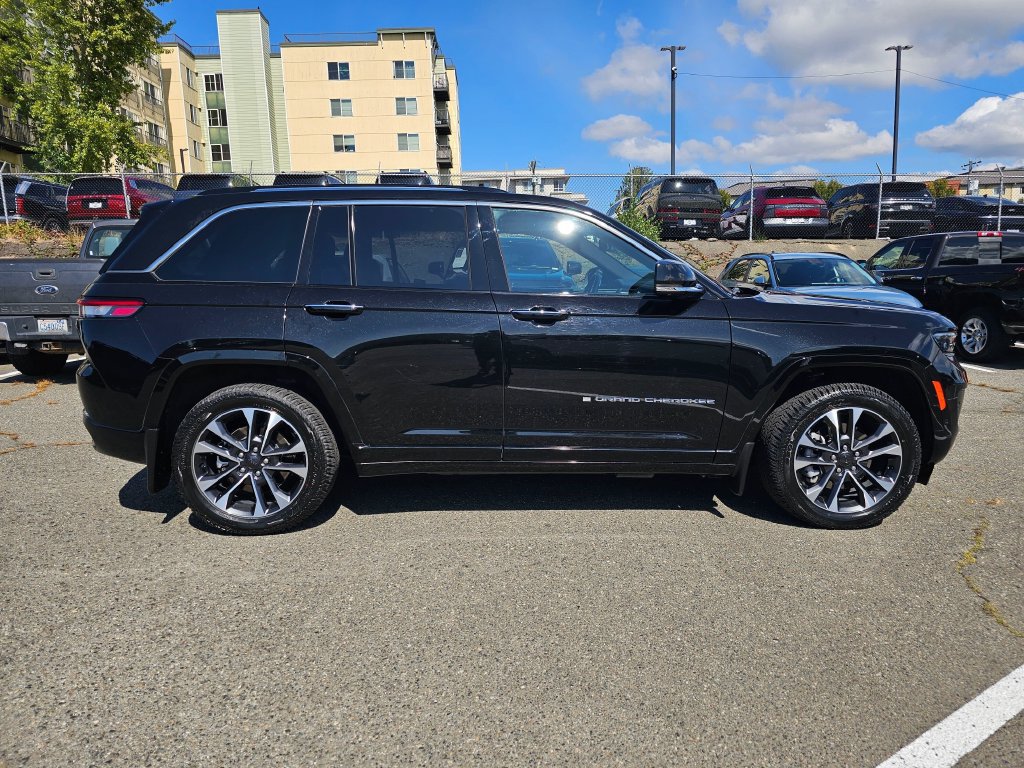 Used 2023 Jeep Grand Cherokee Overland w/ Advanced Protech Group III AWD/4WD image 9