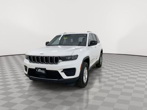 Used 2024 Jeep Grand Cherokee Laredo image 5
