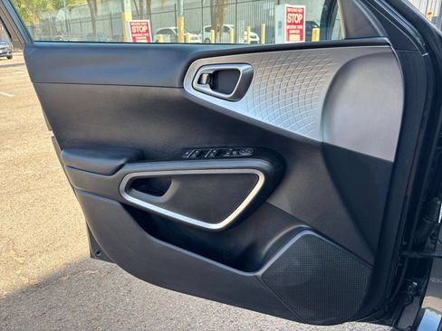 Used 2025 Kia Soul LX w/ LX Technology Package FWD image 18