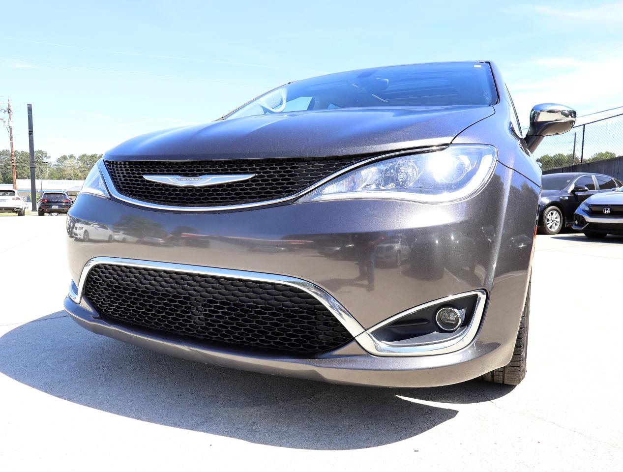 Used 2017 Chrysler Pacifica Limited w/ UConnect Theater Package FWD image 35