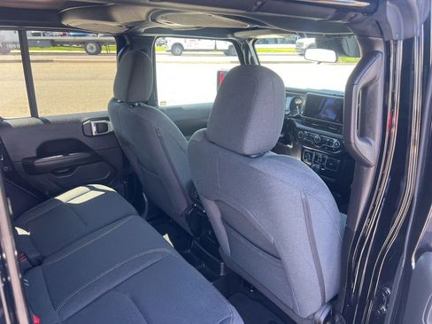 Used 2025 Jeep Wrangler Unlimited Sahara AWD/4WD image 40