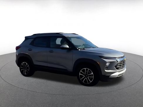 Used 2025 Chevrolet TrailBlazer LT image 2
