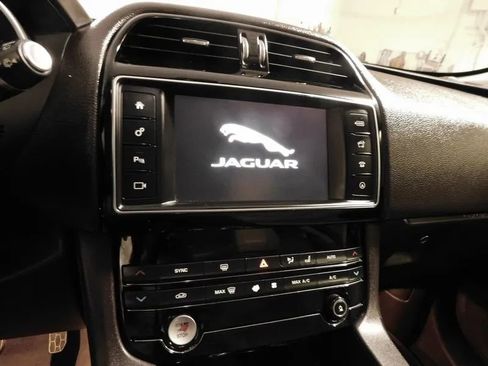Used 2017 Jaguar F-PACE Prestige image 25