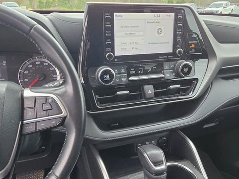 Used 2022 Toyota Highlander LE image 16