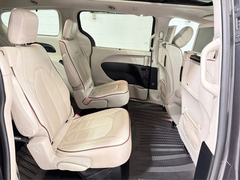 Used 2017 Chrysler Pacifica Limited image 16