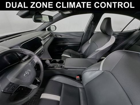 Used 2025 Toyota Camry SE image 5