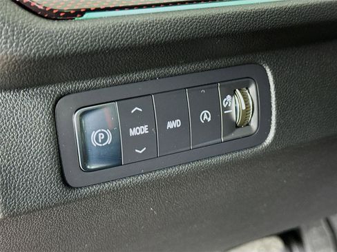 Used 2025 Chevrolet Traverse RS image 11