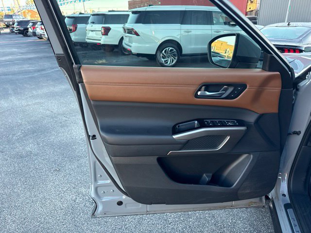 Used 2025 Nissan Pathfinder Platinum w/ Cargo Package AWD/4WD image 14