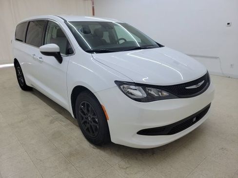 Used 2023 Chrysler Voyager LX FWD image 3