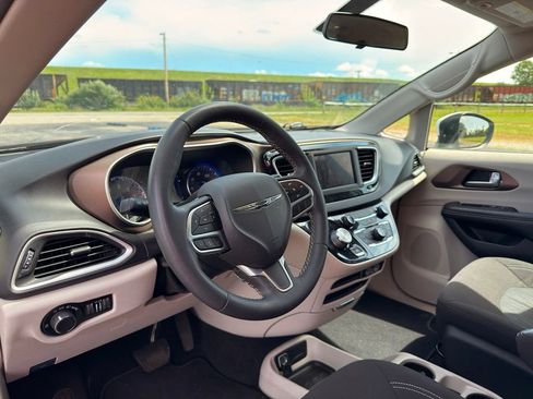 Used 2022 Chrysler Voyager LX FWD image 15