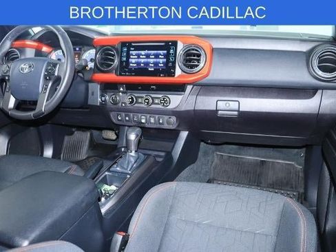 Used 2018 Toyota Tacoma TRD Off-Road w/ Technology Package AWD/4WD image 28