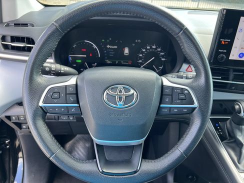 Used 2025 Toyota Sienna XLE FWD image 7