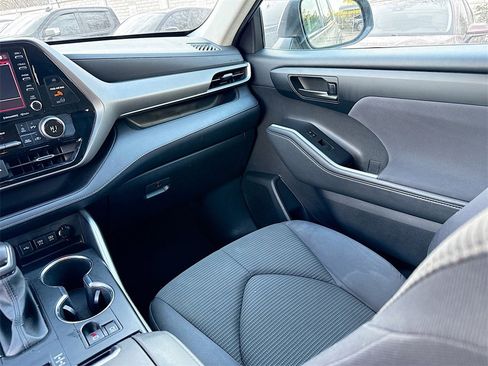 Used 2021 Toyota Highlander LE image 27