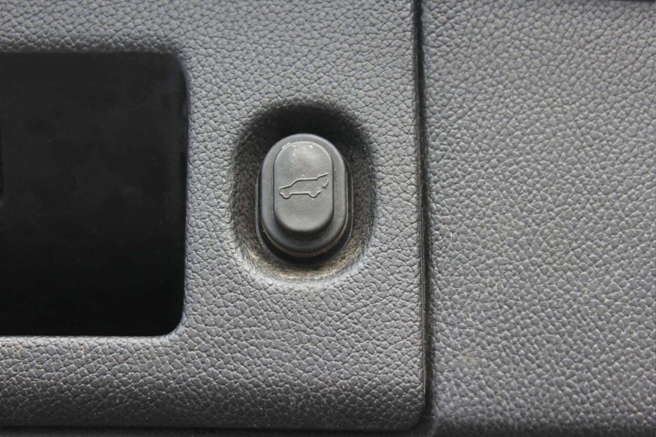 Used 2017 Chevrolet Suburban LT AWD/4WD image 17