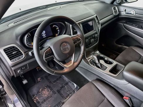 Used 2019 Jeep Grand Cherokee Laredo RWD image 2