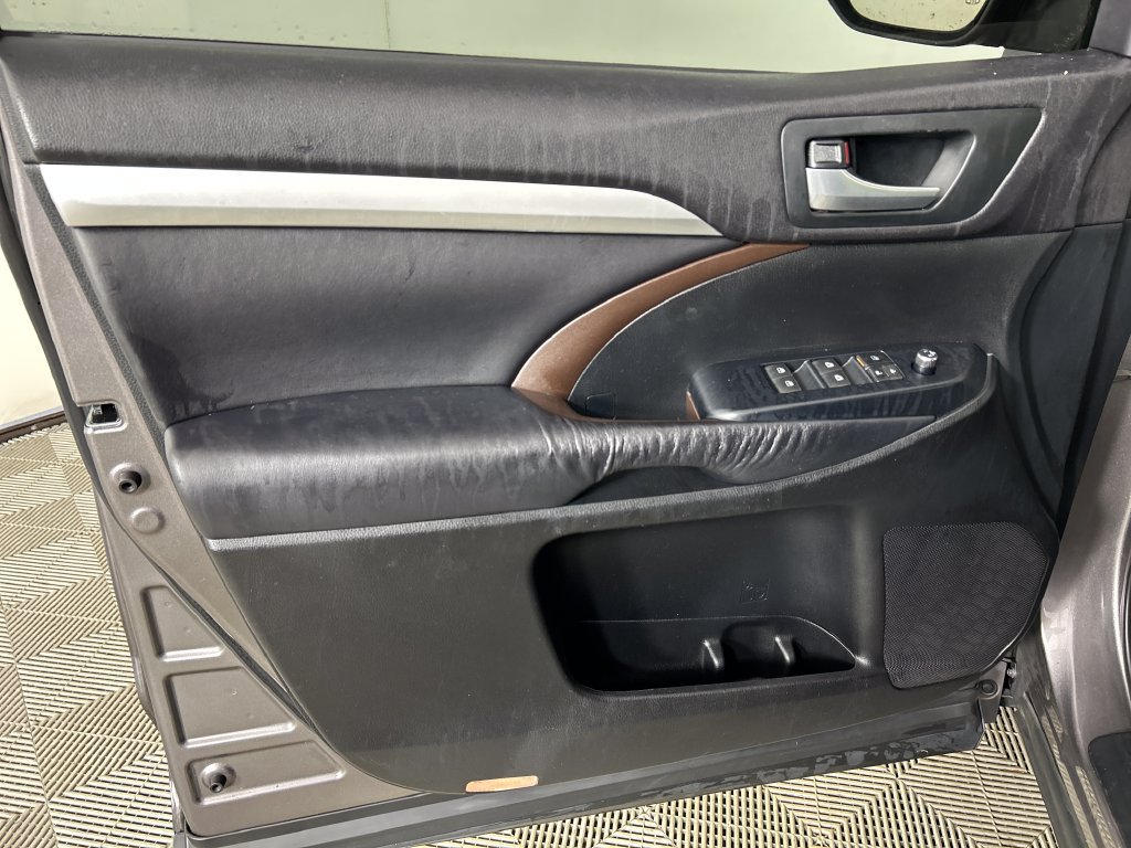 Used 2016 Toyota Highlander XLE AWD/4WD image 11