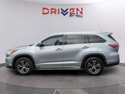 Used 2016 Toyota Highlander XLE FWD image 2